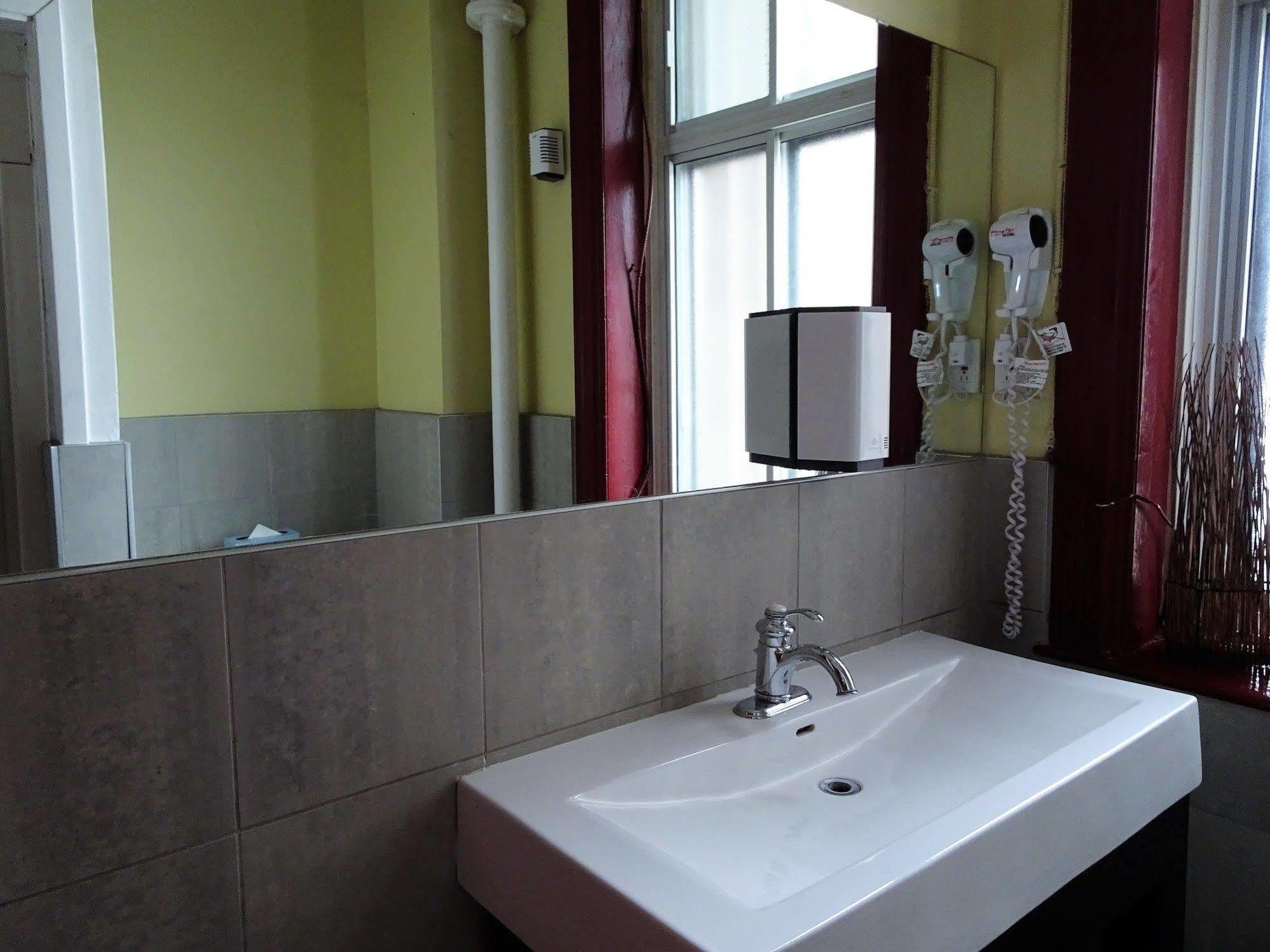 Abri Du Voyageur Hotel 2*